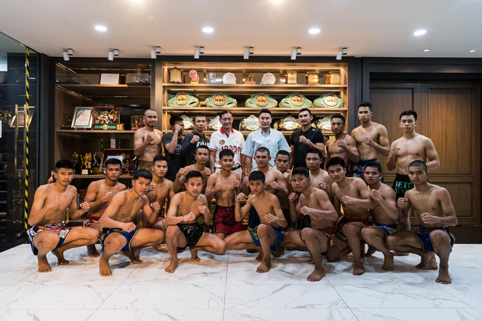 เพชรยินดีอะคาเดมี