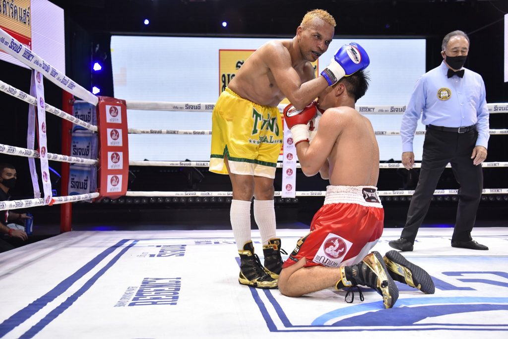 อานนท์ ต่อยได้นับ 8 ก่อนชนะ อำนาจ คว้าแชมป์ WBA Asia รุ่น126 