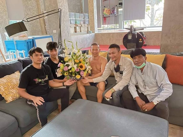 น่ารัก หอบดอกไม้ขอขมา หนุ่มน้อย หลังเกิดดราม่าย้ายเข้าไปอยู่ในสังกัดเพชรยินดี