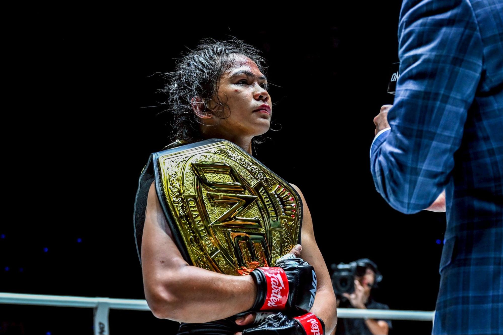 เดนิส แซมโบอันกา - ประกาศสละแชมป์โลก MMA รุ่นอะตอมเวต ขอทำหน้าที่คุณแม่
