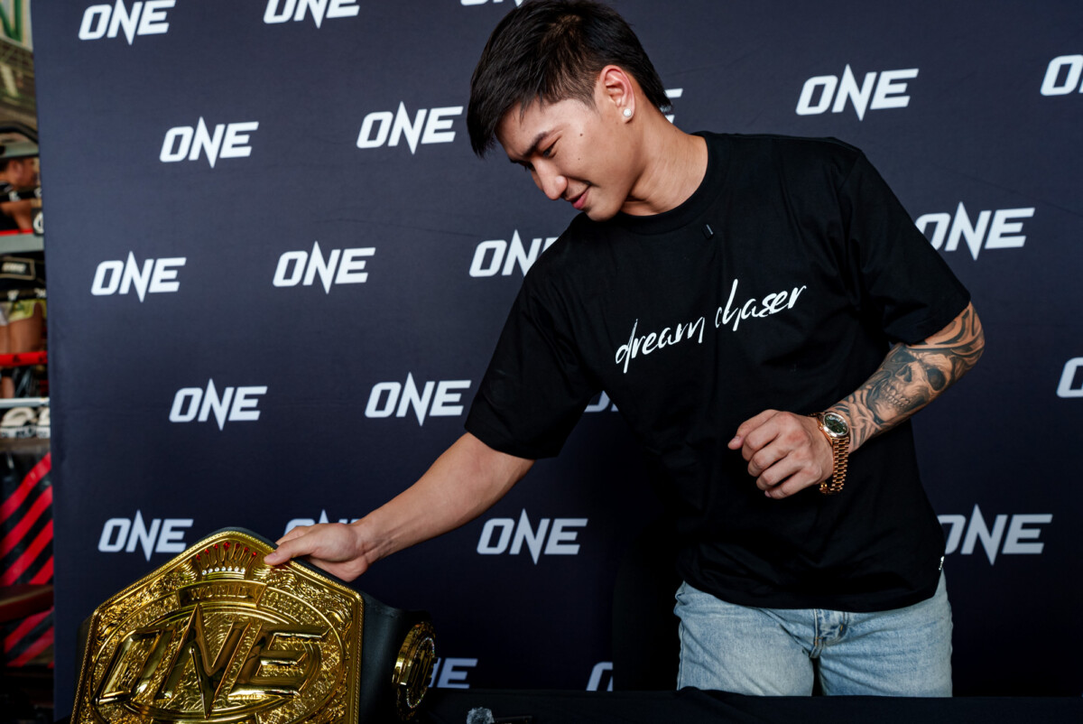 ตะวันฉาย - ประกาศสละแชมป์โลก ONE มวยไทย เฟเธอร์เวต เปิดทาง นิโค ขึ้นรั้งตำแหน่ง