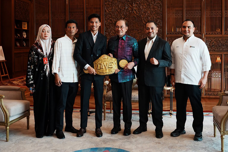 นายกมาเลเซีย - ร่วมยินดี อาลีฟ คว้าแชมป์โลก ONE มวยไทย รุ่นสตรอว์เวต เฉพาะกาล